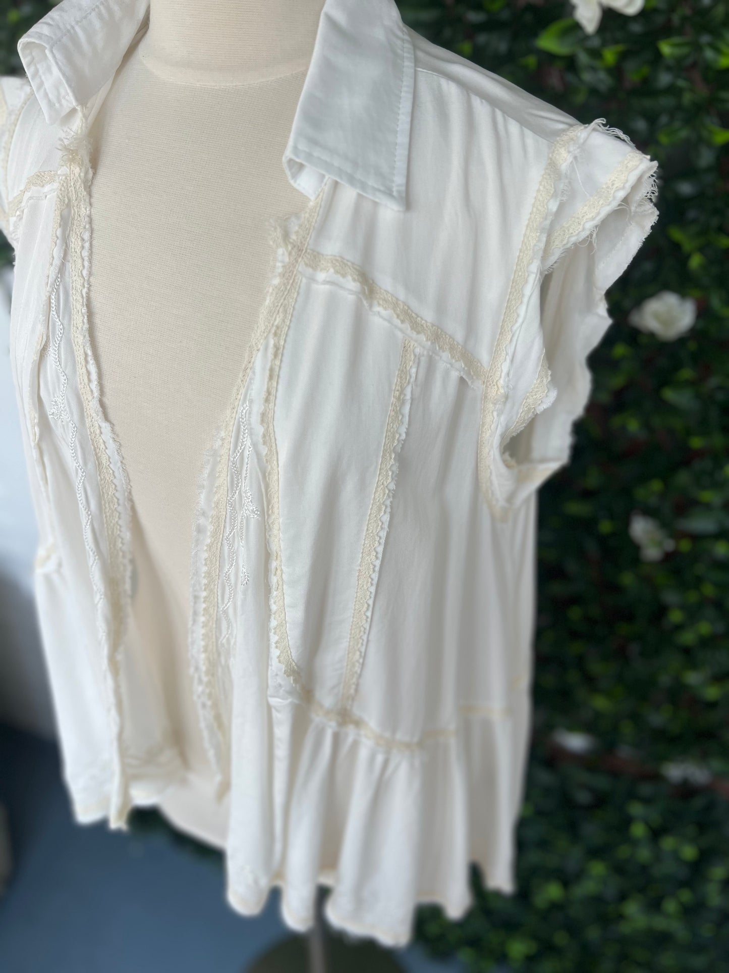 Sleeveless Embroided Cardigan