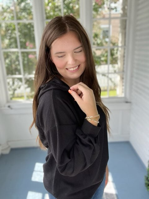 Longsleeved black hooded comfy top