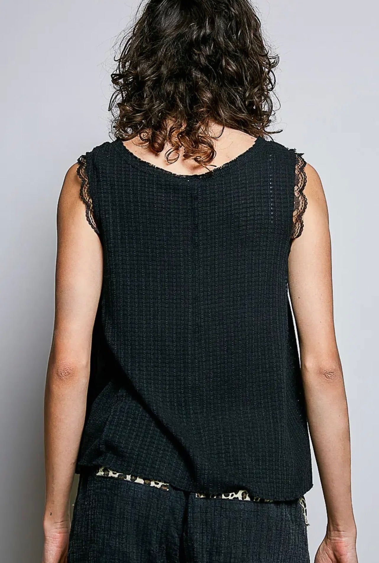 Wavy Lace Sleeveless Top