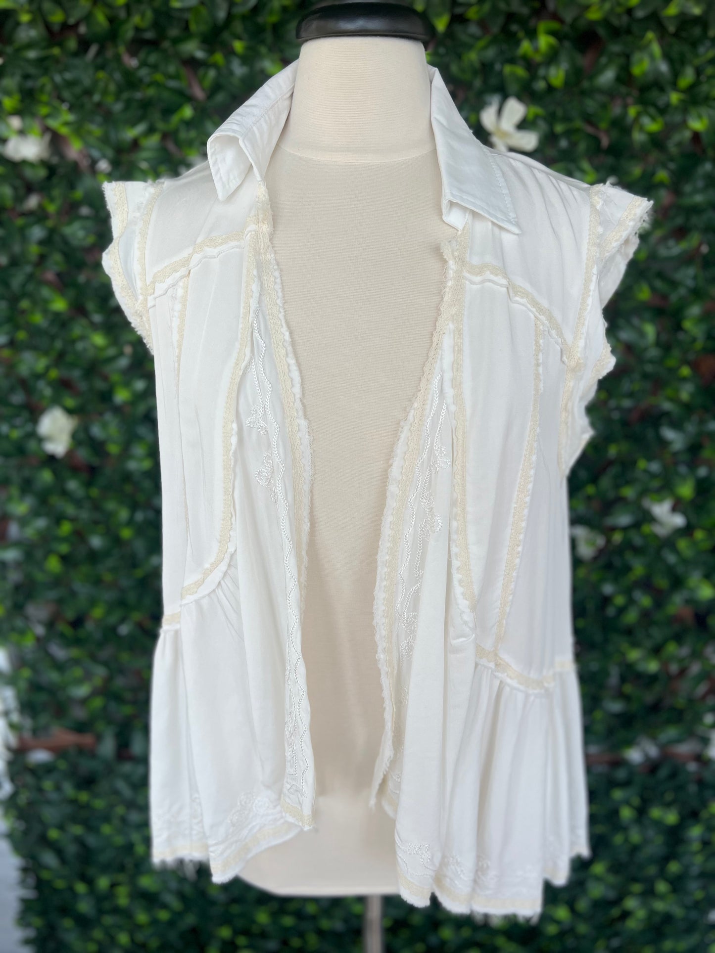 Sleeveless Embroided Cardigan