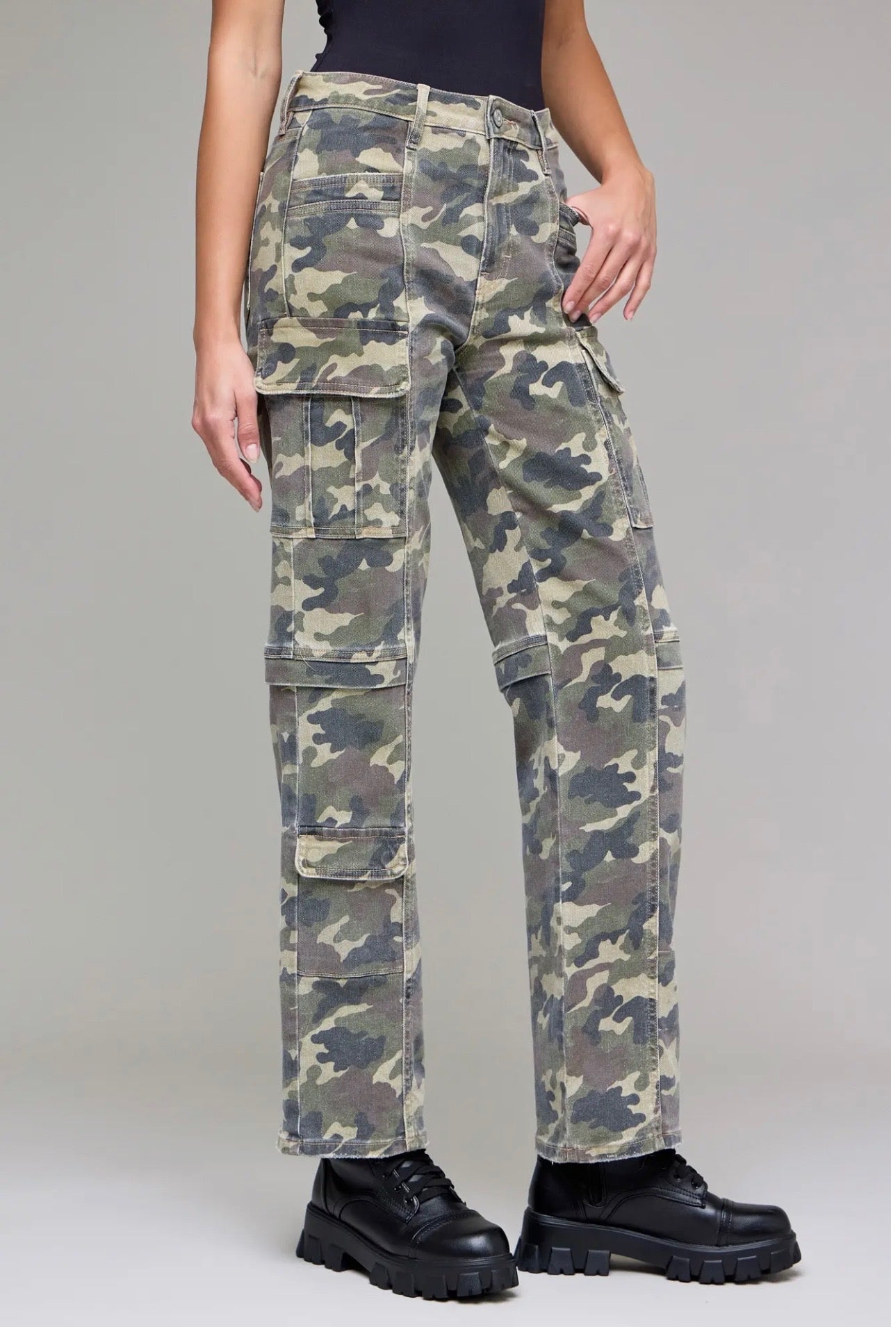 HR Straight Camo Cargo Jeans