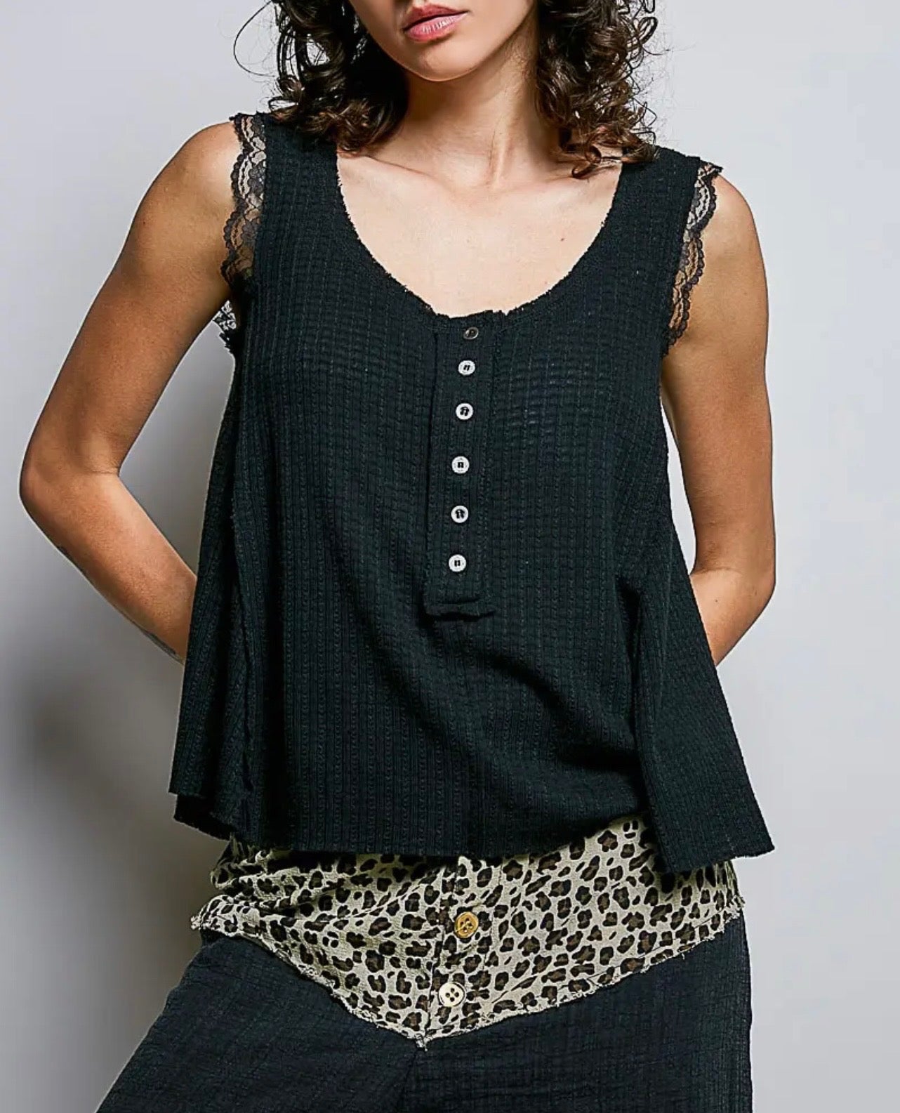 Wavy Lace Sleeveless Top