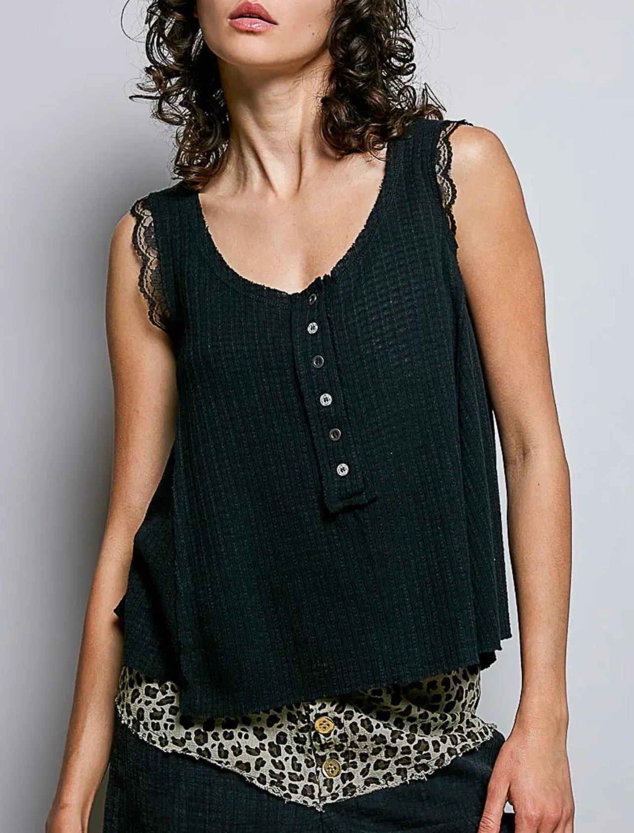 Wavy Lace Sleeveless Top